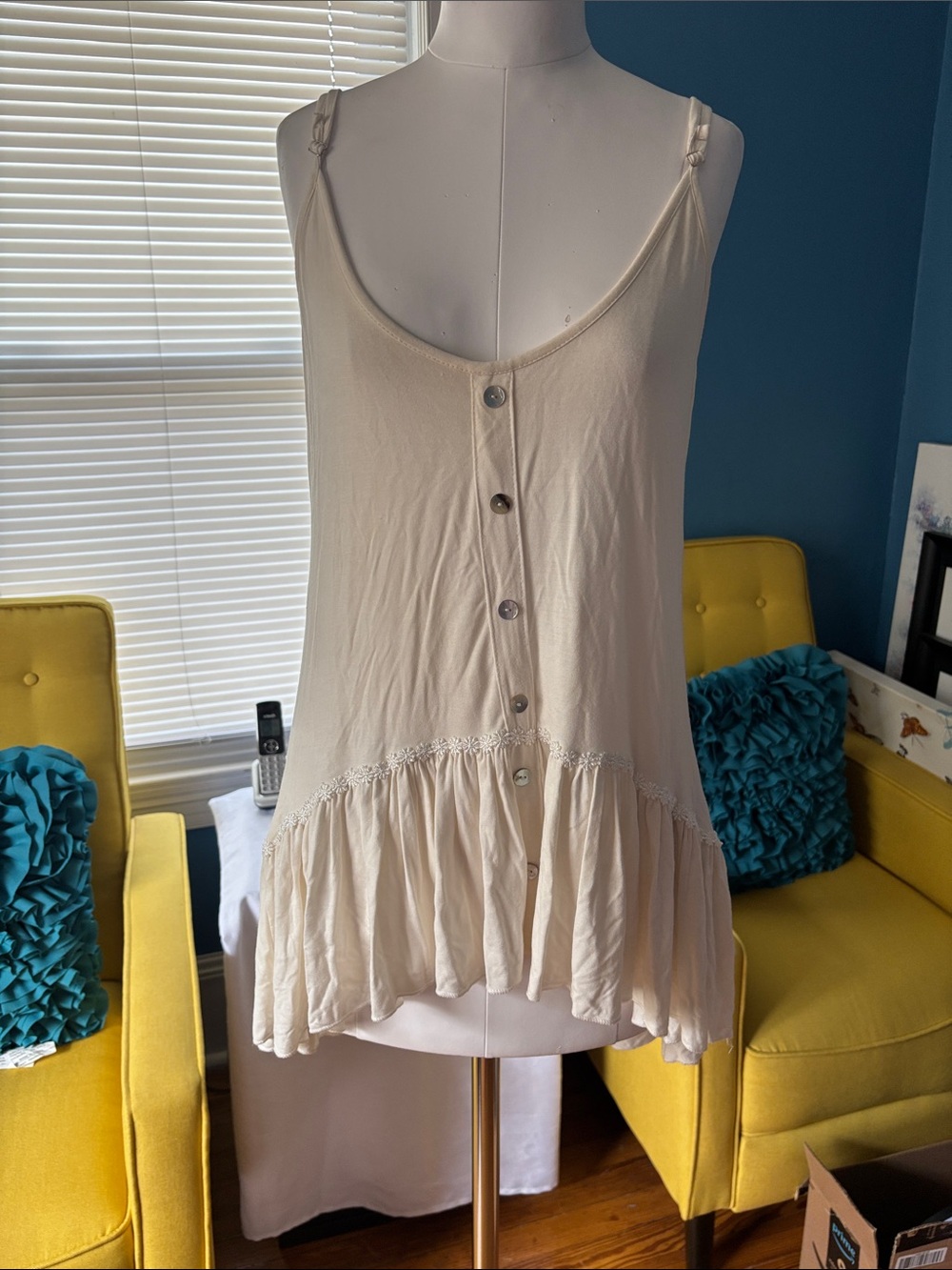 Vestique Cream Button-Front Ruffle-Hem Camisole